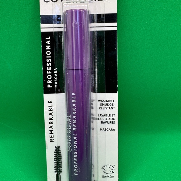 Clearance.  CoverGirl Professional Remarkable Mascara - Very Black - Picture 1 of 3